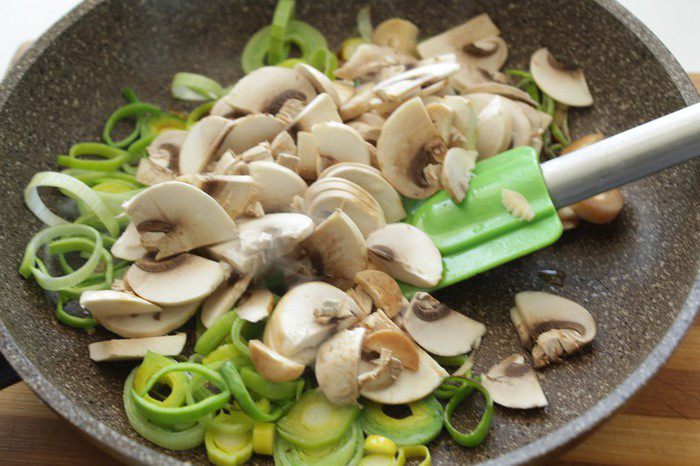 Запеченная треска с шампиньонами и горошком