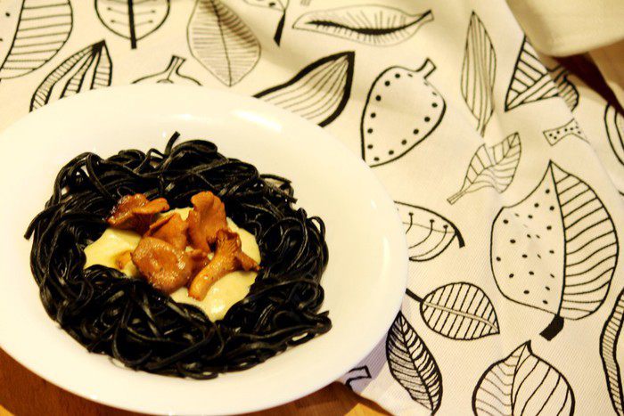 Черная паста с грибами и соусом бешамель