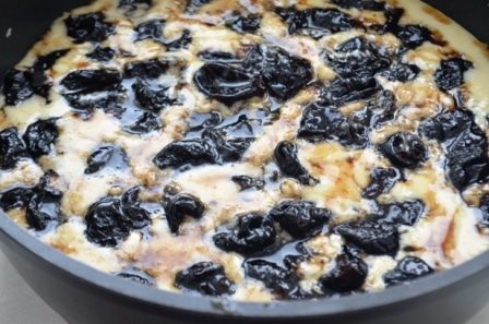 Шарлотка на манке с карамельным черносливом 