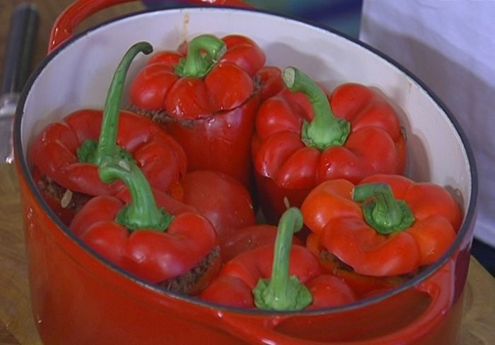 Перец, фаршированный мясом и красным рисом