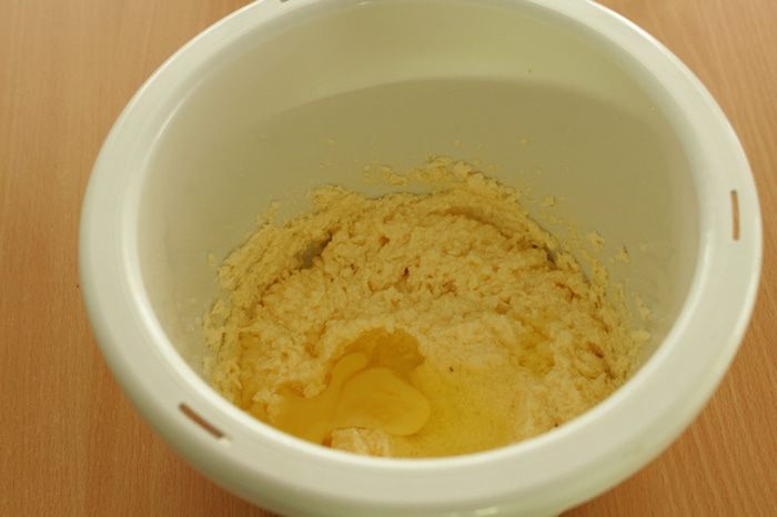 Сливовый пирог с орехами и шоколадом