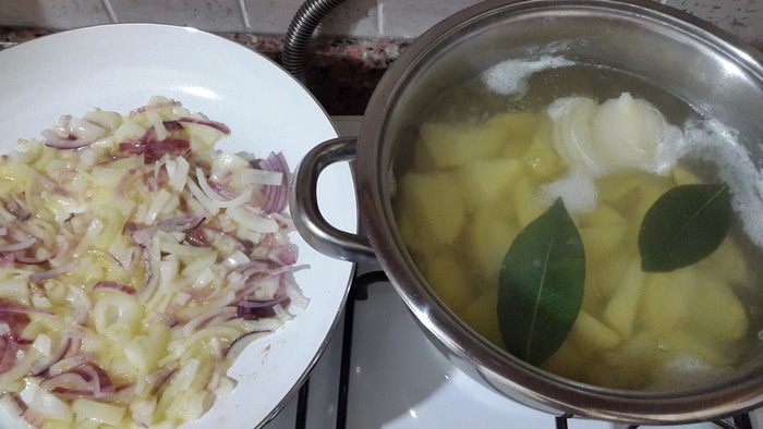 Постные картофельные клёцки с луком, грибами и сельдереем