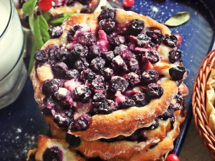 Ватрушки с голубикой и яблоком