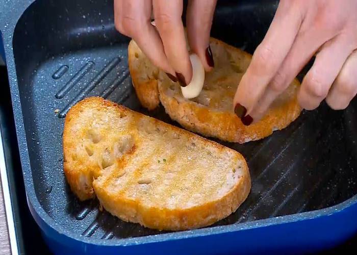 Тосты с индейкой и овощами 