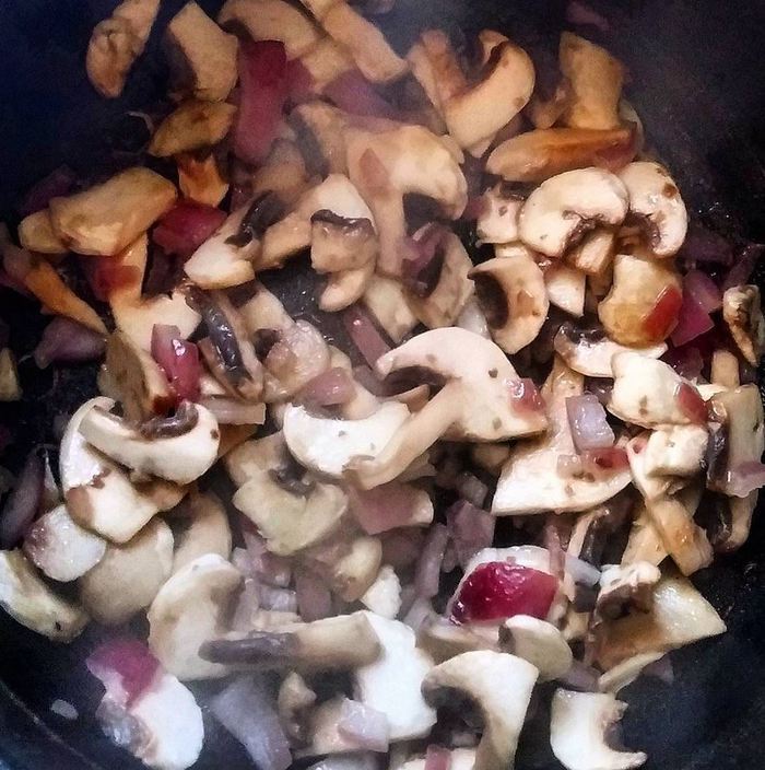 Чечевица с шампиньонами и кабачком