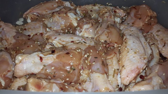 Куриные крылышки и молодой картофель, запеченные в духовке