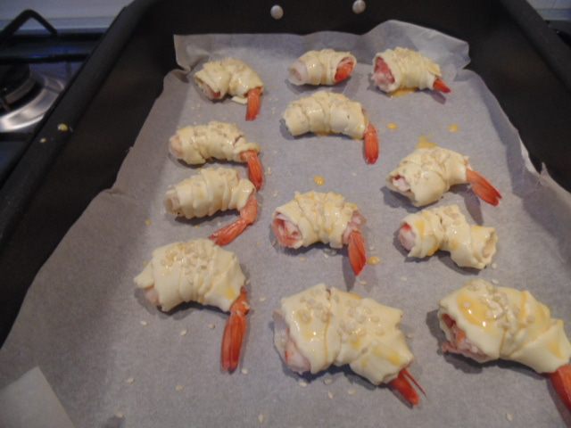 Мини-круассаны с креветками и беконом