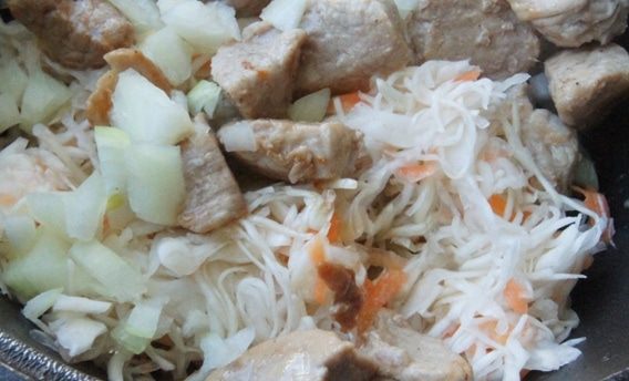 Свинина, тушеная с квашеной капустой