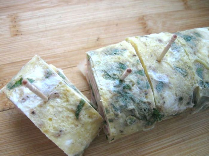 Яичный рулет с базиликом и кедровыми орешками