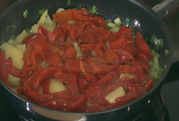 Фриттата с картофелем, сладким перцем и зеленым луком 