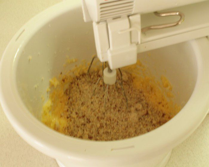 Шоколадный торт с манго, маскарпоне и орехами