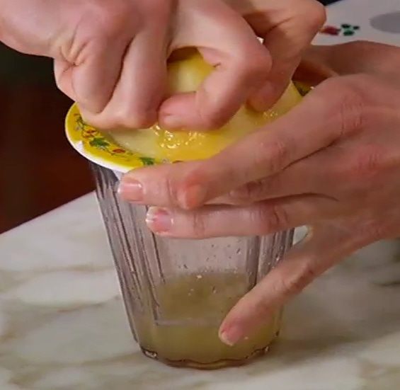 Теплый салат из красного риса с зеленью и миндалем