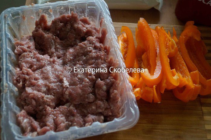 Рулет из слоеного теста с фаршем и болгарским перцем