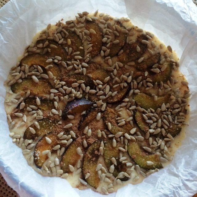 Сливовый пирог на йогурте с семечками