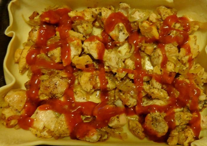Мясной пирог с тыквой, маринованным огурцом и заливкой из рикотты