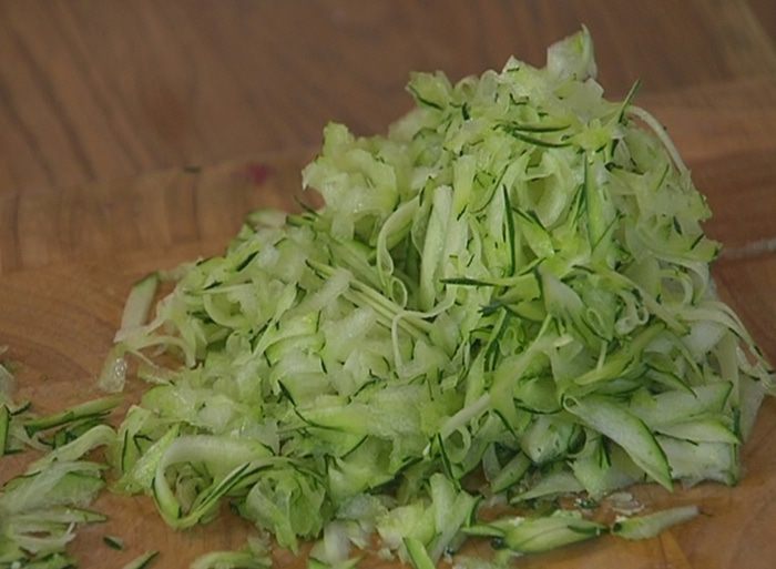 Запеканка из макарон с горошком, цукини и творогом 