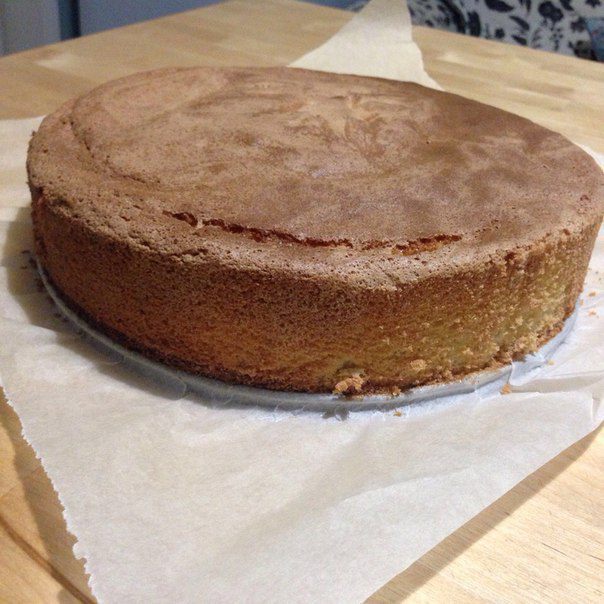 Торт из бисквита с клубничной пропиткой, клубникой и сливками