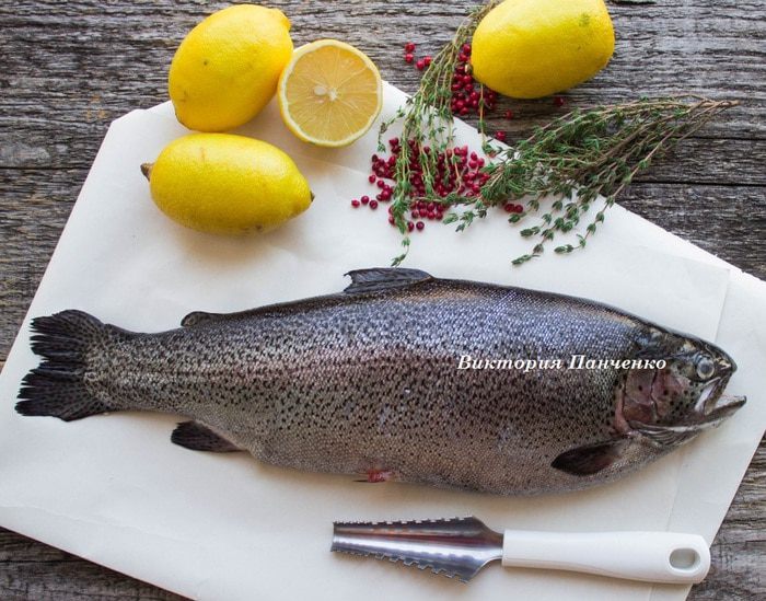 Форель с лимоном и розовым перцем