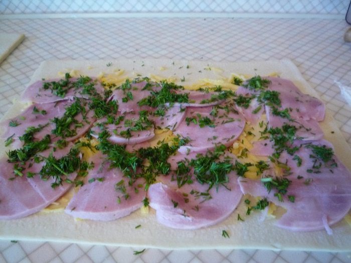 Булочки-улитки с ветчиной, сыром и укропом