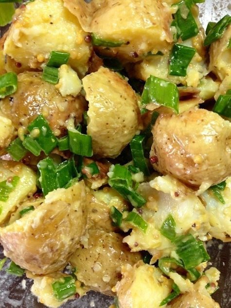 Картофельный салат с грецким орехом и базиликом