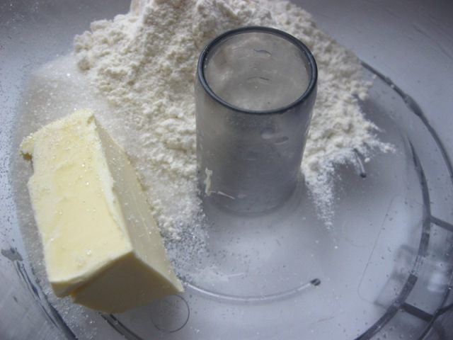 Дрожжевой рулет с маком и штрейзелем