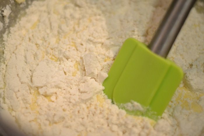 Пушистый ванильный кекс с миндалем и кусочками шоколада