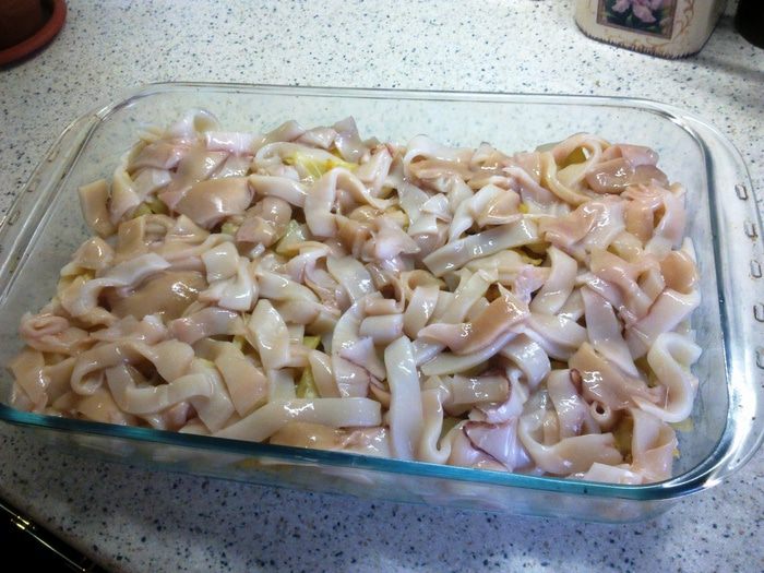 Кальмары, запеченные с картофелем под сырной корочкой