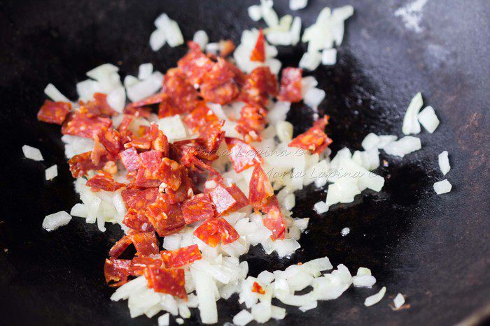 Паэлья с морепродуктами и чоризо 