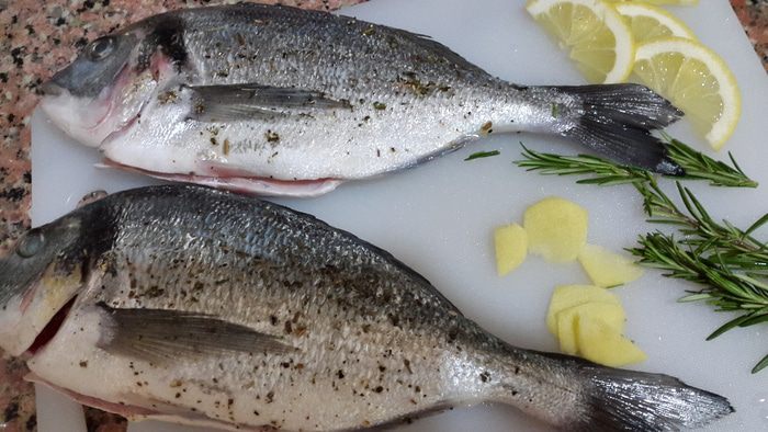 Морской лещ, запеченный с розмарином, лимоном и имбирем