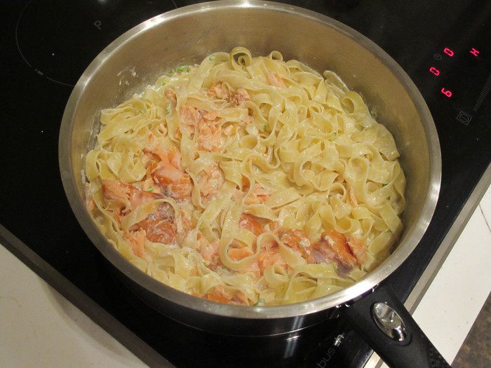 Феттучине с копченым лососем