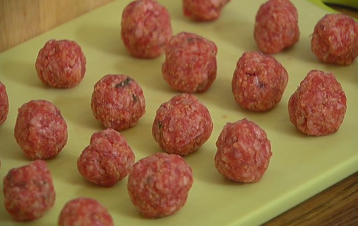 Свекольный суп с фрикадельками