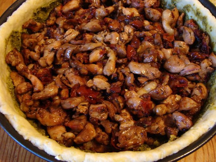 Пирог с курицей, песто, вялеными помидорами и моцареллой