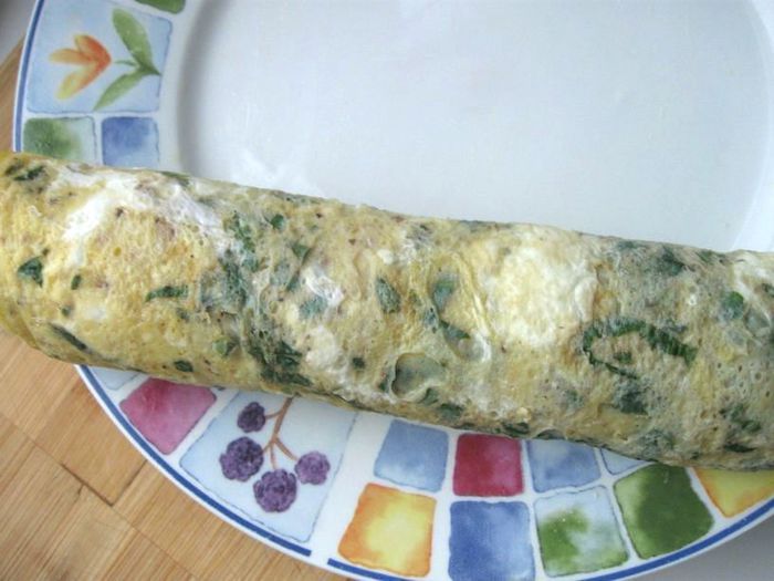 Яичный рулет с базиликом и кедровыми орешками