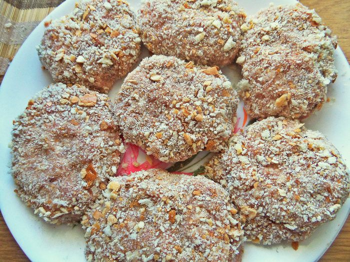 Котлеты с беконом, салатом и рисом