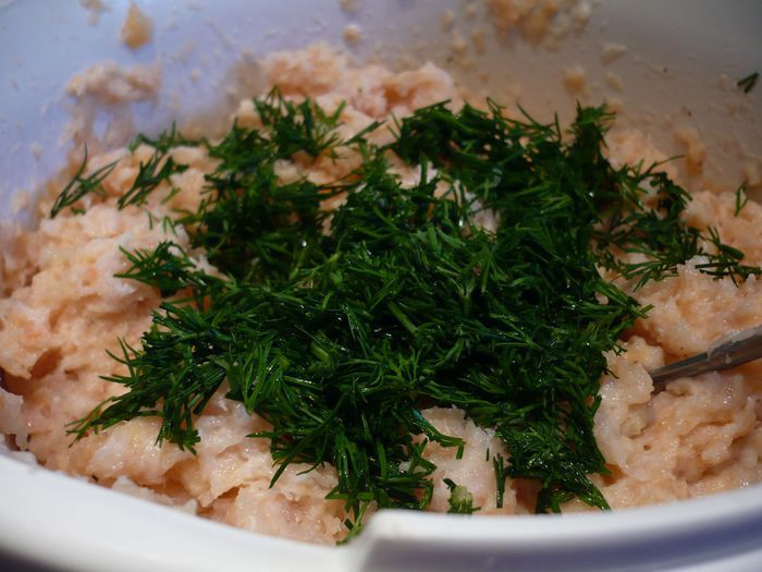 Рыбные колбаски под лимонным соусом