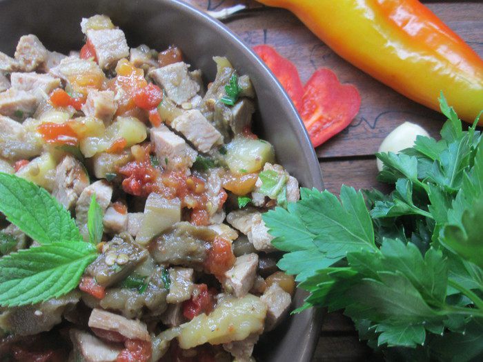 Салат из запеченных овощей и утки