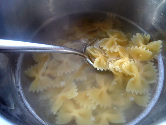 Сырно-макаронный суп и чипсы из лаваша