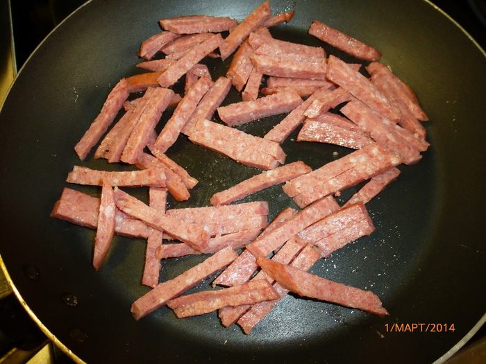 Горячий бутерброд с колбасой и сметанным соусом