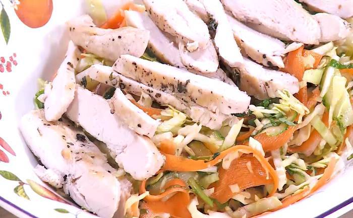 Вьетнамский салат с курицей и арахисом 