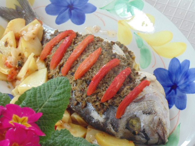 Запеченная дорада с тапенадом