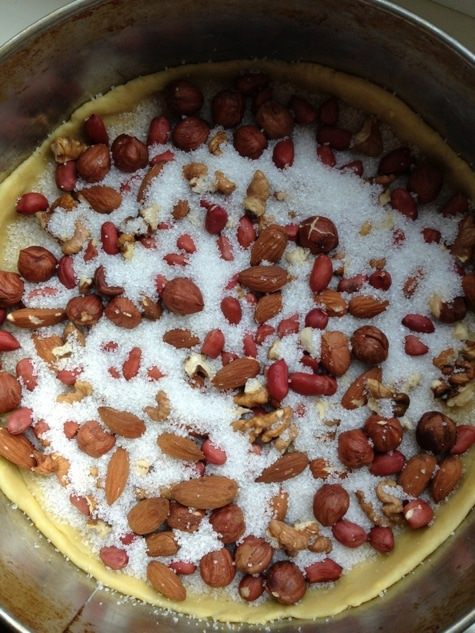 Пирог с цельными орехами под лимонной глазурью 