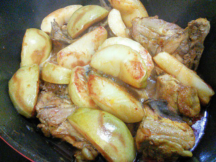 Жаркое из курицы с айвой