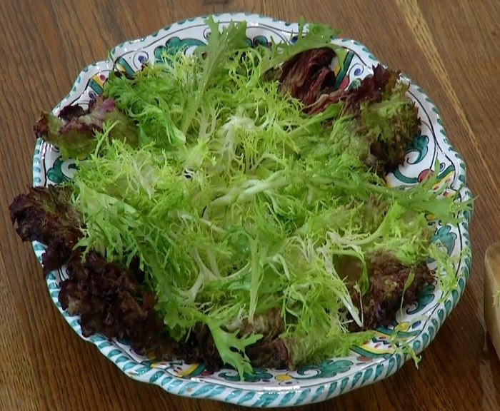 Свежий салат с козьим сыром, свеклой и изюмом