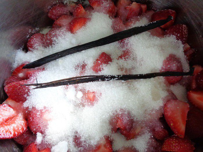 Клубнично-ванильный конфитюр с кремом из маршмеллоу