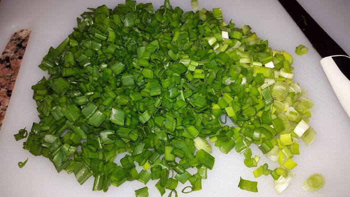 Мясные оладьи с зеленым луком