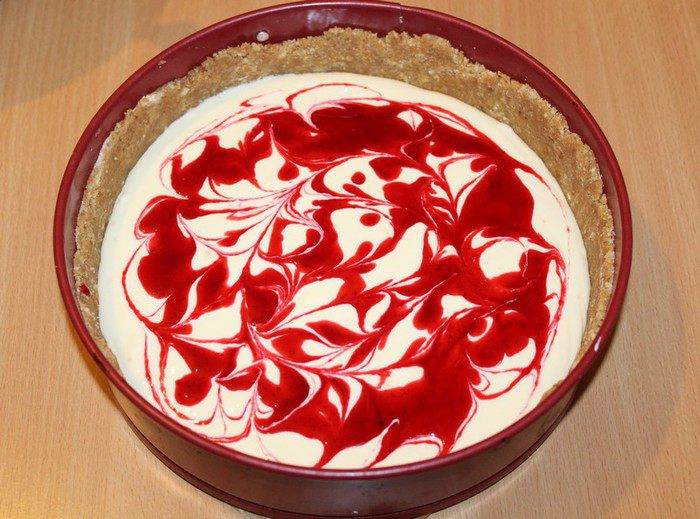 Чизкейк с маскарпоне и брусничным соусом