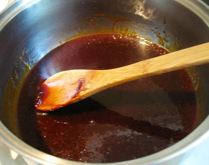 Карамельный медовик с клубникой