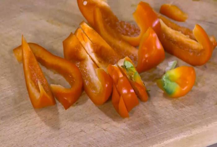 Киноа с жареными овощами и соусом песто 