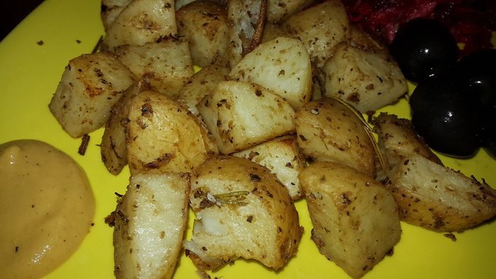 Молодой картофель, запеченный с домашней горчицей и розмарином