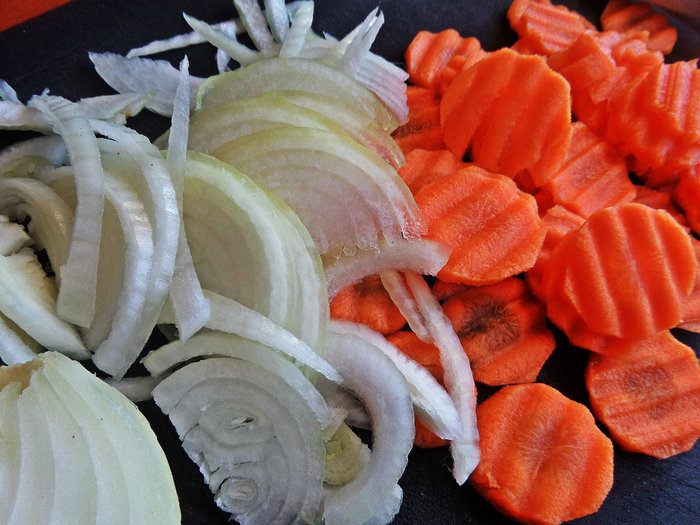 Тёплый овощной салат с рыбой и пастой